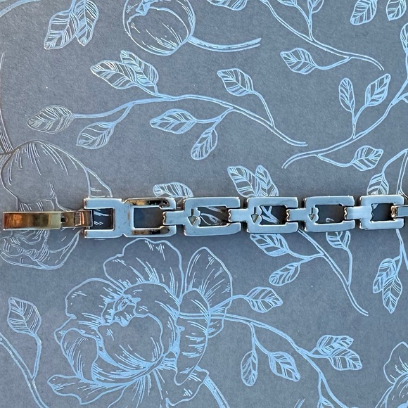 ⌚️ Timex “Essentials” Two-Tone Bracelet Watch — Classic & Chic! - Picture 4 of 5